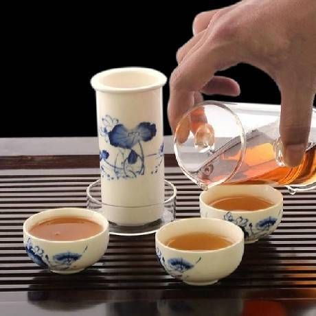 匠心交融 青花陶瓷與玻璃共繪的現代茶藝美學